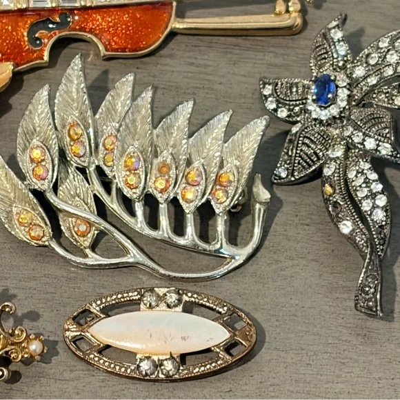 8 Vintage and Contemporary Brooch Set with Gold and Silver Accents rhinestones - Picture 7 of 8